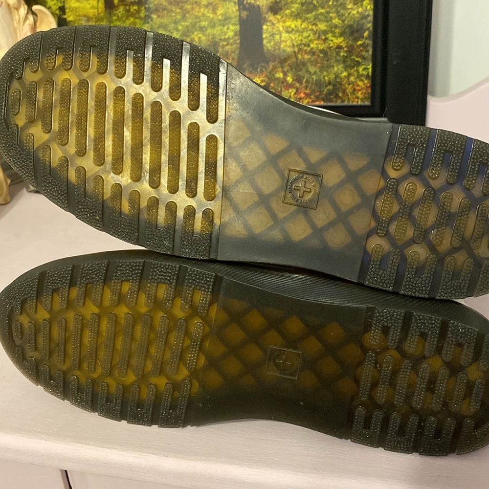Dr. Martens shoes in like new condition.  Does have a small black mark - Picture 5 of 6
